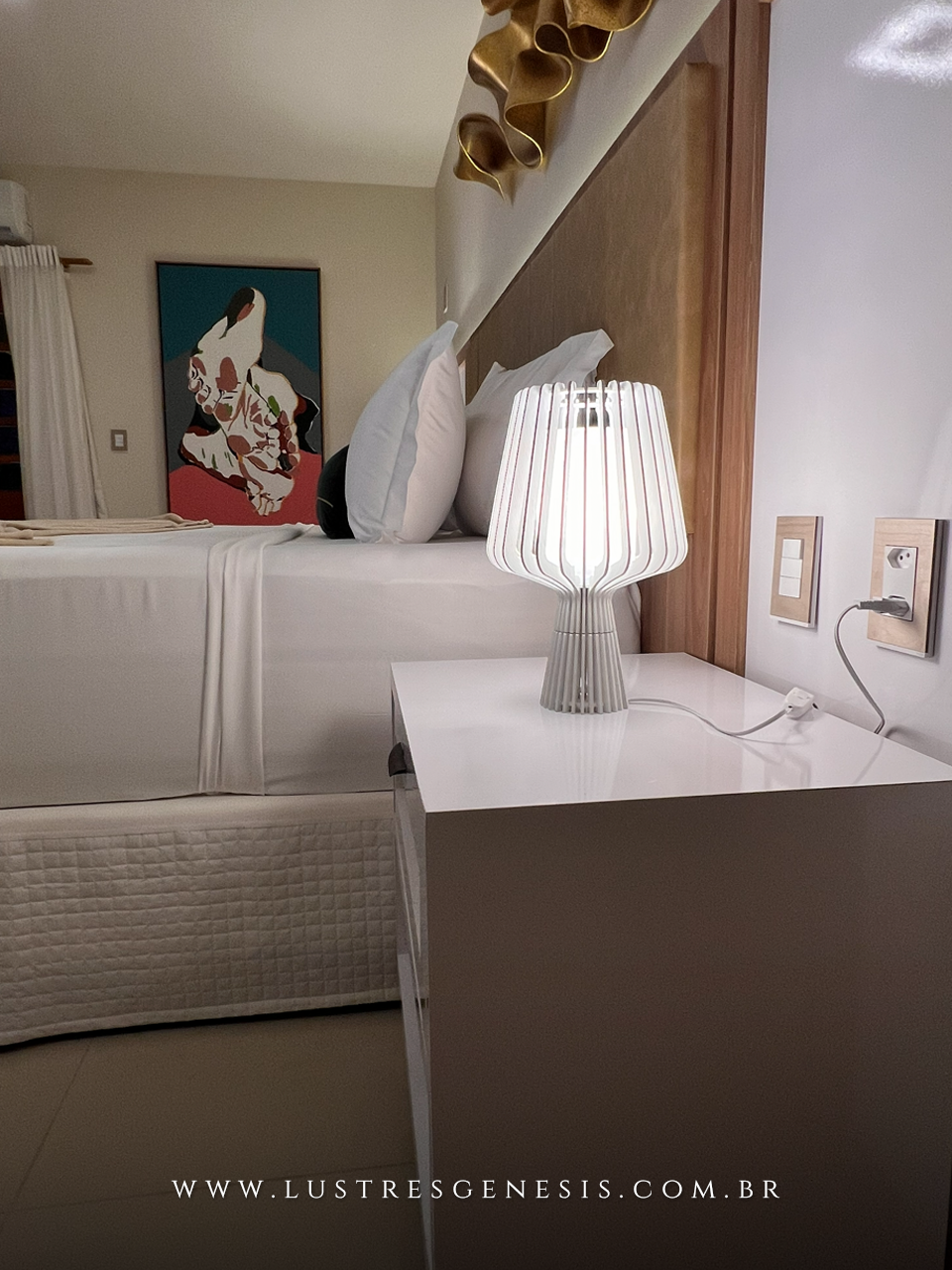 Lumin&aacute;ria de mesa Abajur Tulipa com acabamento em madeira Lustres G&ecirc;nesis Site online venda de Lustres e&nbsp;Ilumina&ccedil;&atilde;o